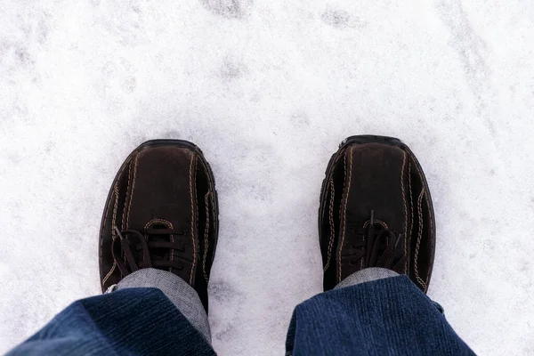 Stopy Osoby Zimowych Butach Stojące Śniegu — Zdjęcie stockowe