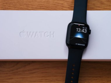 Tambov, Rusya Federasyonu - 14 Aralık 2021 An Apple Watch serisi 7. Ahşap arkaplan.