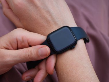 Tambov, Rusya Federasyonu - 14 Aralık 2021 Bir kadın bileğine Apple Watch serisi 7 koyuyor