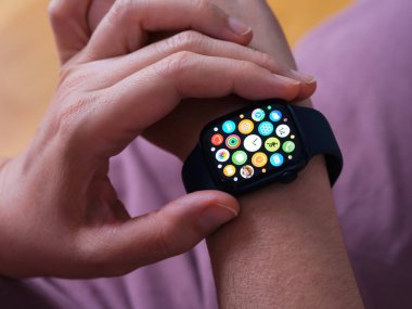Tambov, Rusya Federasyonu - 14 Aralık 2021 Bir kadın Apple Watch dizisi 7 'deki uygulamalara bakıyor 