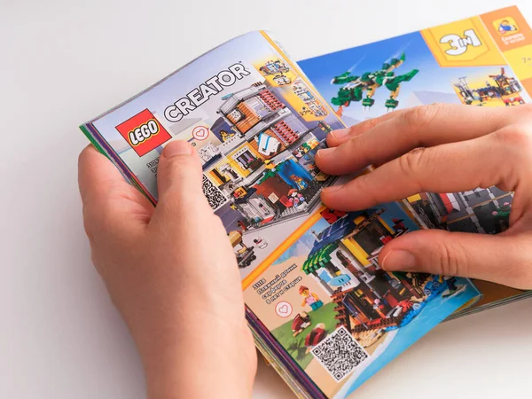 Tambov Russische Federatie December 2021 Vrouw Door Lego Catalogus Bladeren — Stockfoto