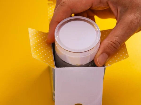 Una Mano Mujer Tomando Crema Facial Una Caja Sobre Fondo — Foto de Stock