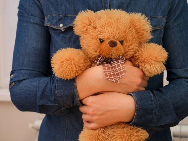 Een Vrouw Die Een Teddybeer Knuffelt — Stockfoto