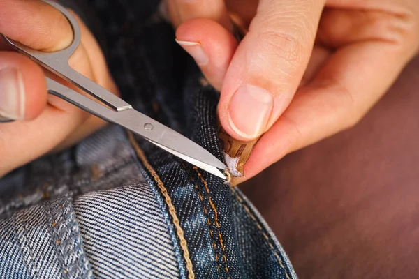 Woman Hands Cutting Tag Jeans Using Scissors — Stockfoto