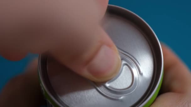 Person Hand Opening Aluminum Can — Stock videók