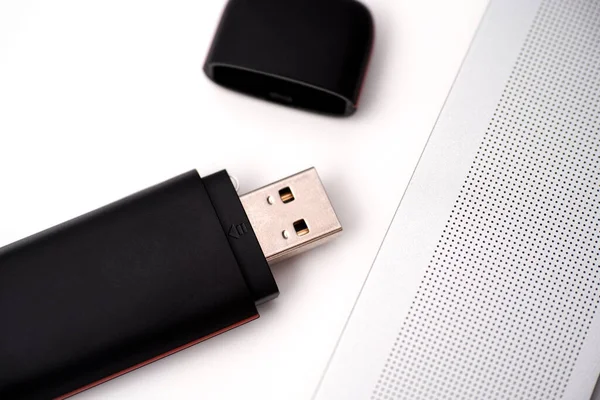 Black Usb Flash Drive Bij Een Laptop Een Tafel Close — Stockfoto