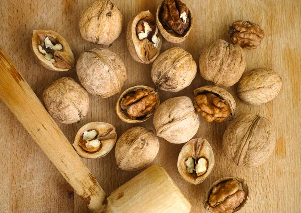 Walnuts Wooden Kitchen Hammer Wooden Background Close — Stock Photo, Image