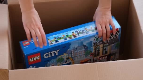 Tambov Ryssland December 2021 Kvinna Plockar Upp Lego City Center — Stockvideo