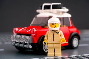 Tambov, Rusya Federasyonu - 18 Ağustos 2019 Lego 1967 Mini Cooper S Ralli pilotu minifiki LEGO Speed Champions tarafından bir kale levhasında arabasına karşı