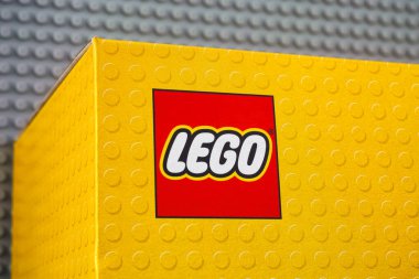 Tambov, Rusya Federasyonu - 02 Aralık 2020 Gri zemin tabanlı lego kutusuna yakın plan