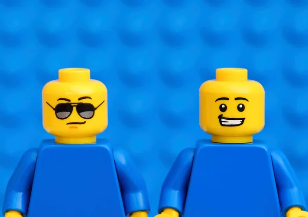 Tambov Russian Federation October 2021 Δύο Μικροσκοπικά Lego Ένα Γυαλιά — Φωτογραφία Αρχείου