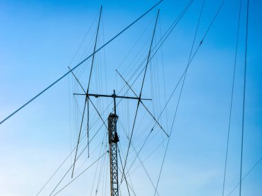 Mavi gökyüzüne karşı uzun bir radyo anteni