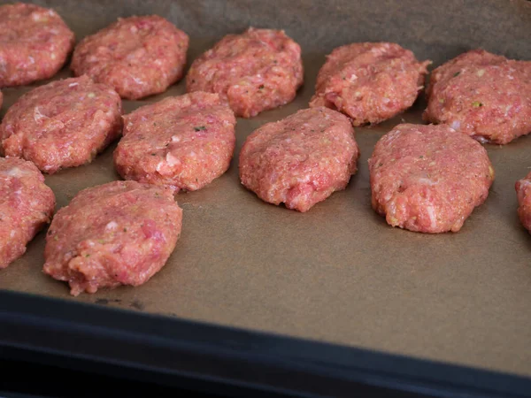 Rauwe Vleessnijders Perkamentpapier Een Bakplaat Die Klaar Worden Gekookt — Stockfoto