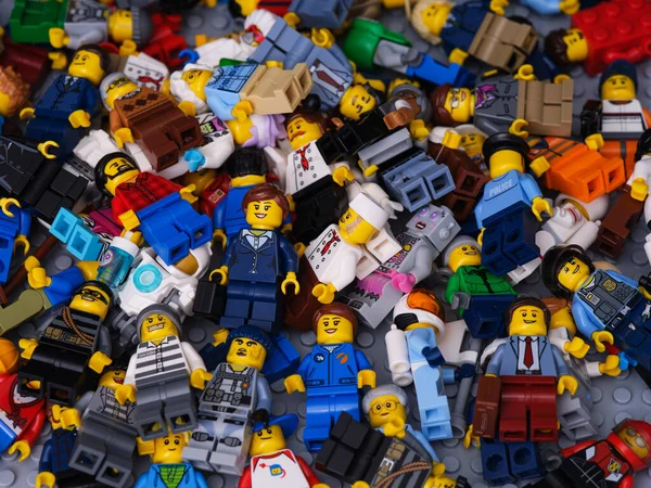 Tambow Russische Föderation Juli 2021 Viele Lego Minifiguren Auf Grauer lizenzfreie Stockbilder