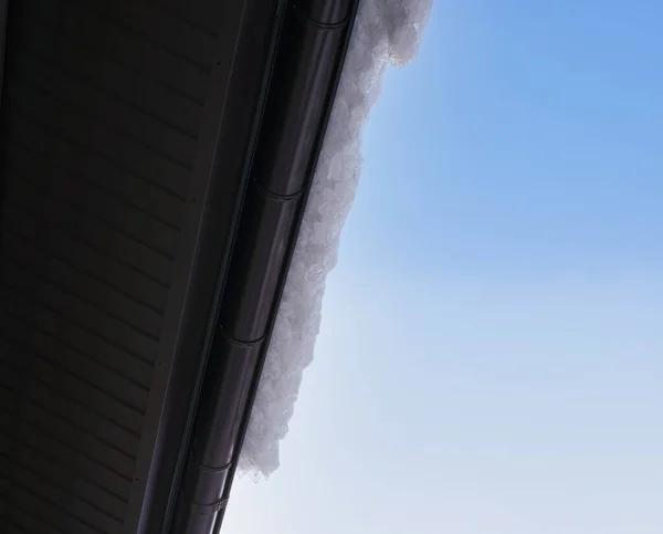 Derreter Neve Pendurada Num Telhado Céu Azul Fundo — Fotografia de Stock