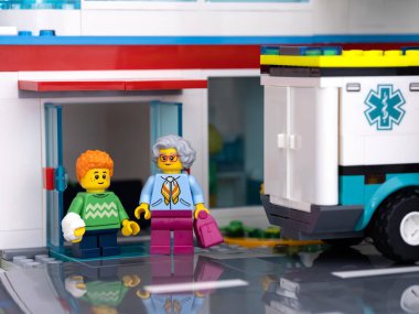Tambov, Rusya Federasyonu - 11 Şubat 2022 Lego minyatür alçılı bir çocuk ve büyükannesi hastaneden çıkıyor.