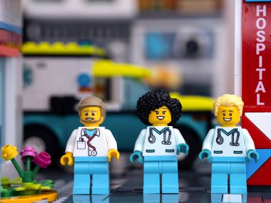 Tambov, Rusya Federasyonu - 11 Şubat 2022 Üç Lego doktoru hastane yakınında duruyor