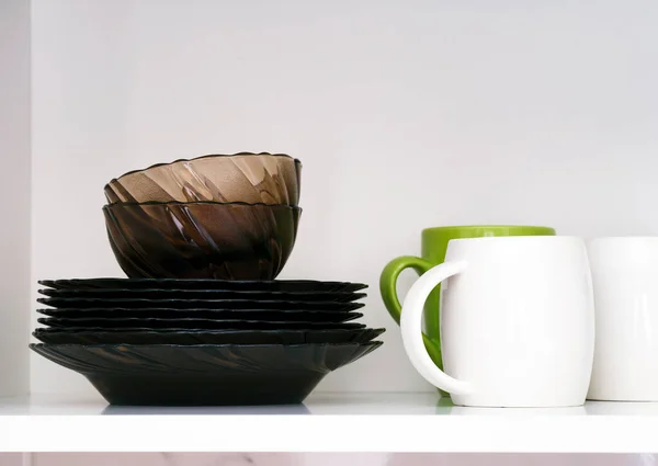 Teller Und Tassen Küchenregal — Stockfoto