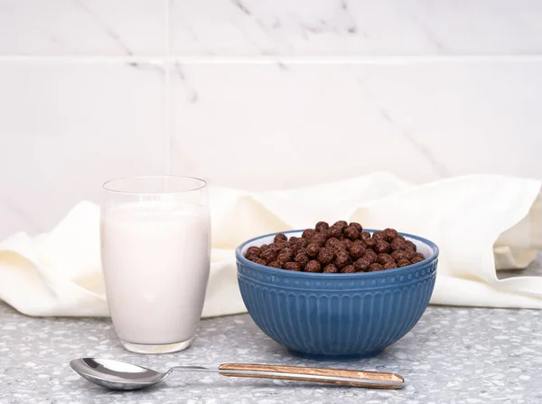 Голубая Миска Шоколадными Хлопьями Стакан Молока Столе — стоковое фото