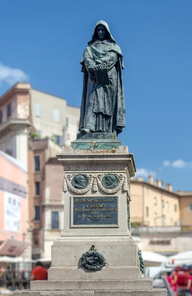 Giordano brvno socha v campo de' fiori, Řím. — Stock fotografie