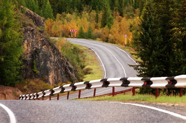 Estrada em montanhas de outono — Fotografia de Stock