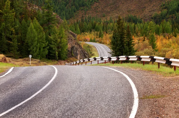 Estrada em montanhas de outono — Fotografia de Stock