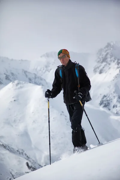 Backpacker άνθρωπος στα βουνά του χειμώνα — Φωτογραφία Αρχείου