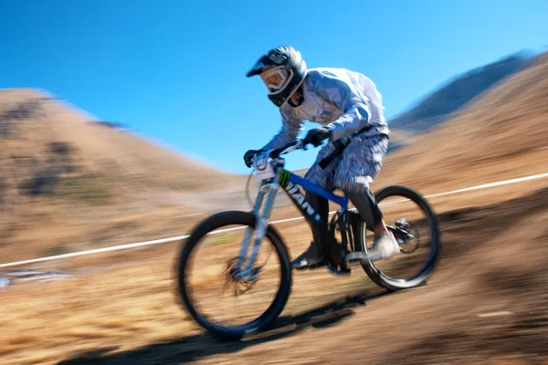 Mountainbike bergab — Stockfoto