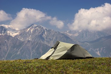 Dağlarda turist çadırı