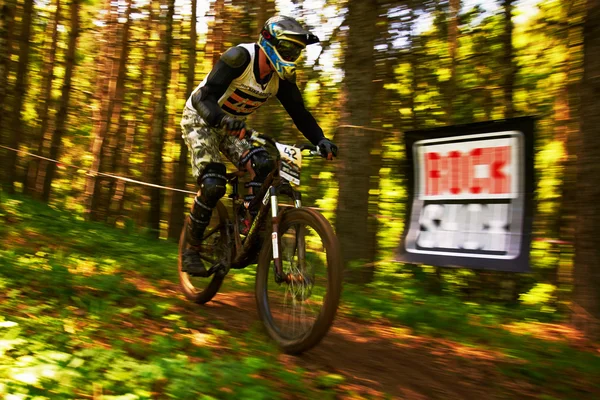 Extrema competencia de bicicleta de montaña — Foto de Stock