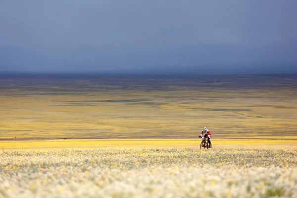 Bicicleta de montanha e competição de risco — Fotografia de Stock