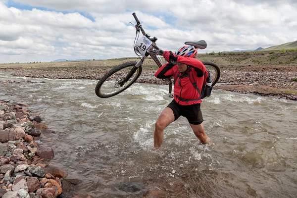 冒険のマウンテン バイクの競争 — ストック写真