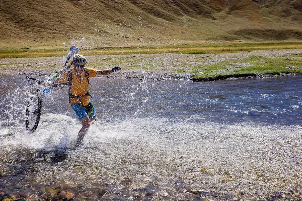 Gara di mountain bike avventura — Foto Stock