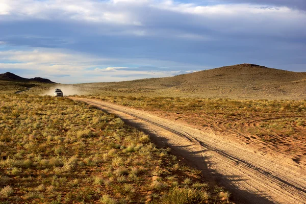 Carro na estrada na Mongólia — Fotografia de Stock