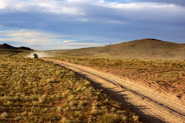 Coche en carretera en Mongolia — Foto de Stock