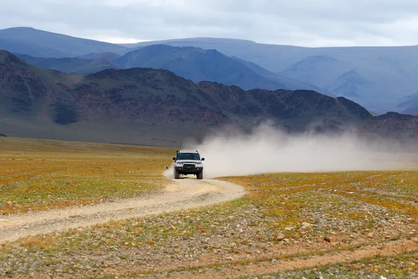 Pista na estrada na Mongólia — Fotografia de Stock