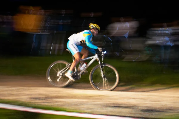 夜跑山地自行车比赛 — 图库照片