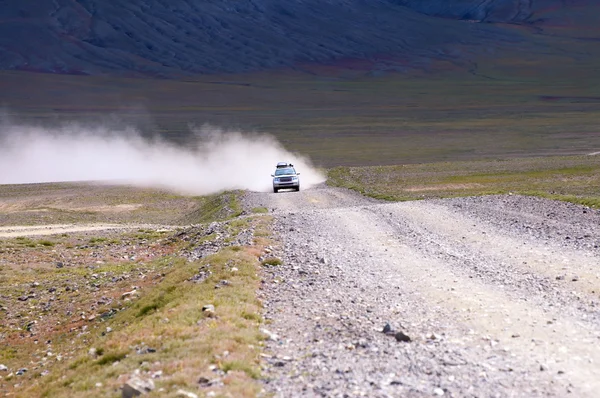 Moğolistan'da yolda araba — Stok fotoğraf