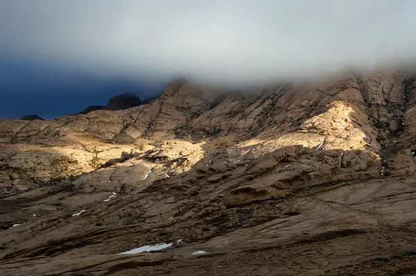 폭풍 하늘과 사막의 산에 햇빛 — 스톡 사진