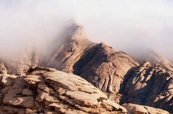 Wolken in de woestijn bergen — Stockfoto