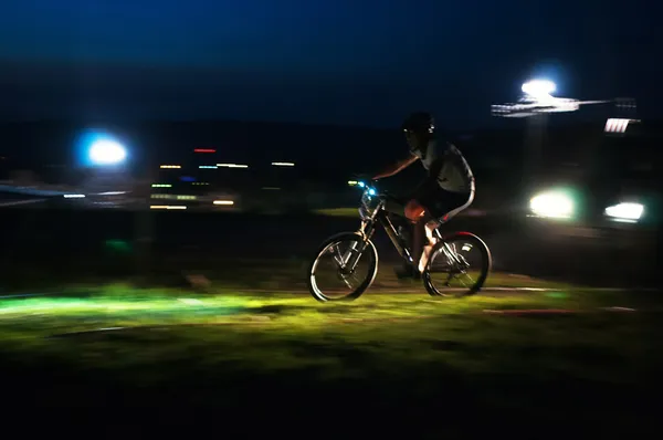 夜跑山地自行车比赛 — 图库照片
