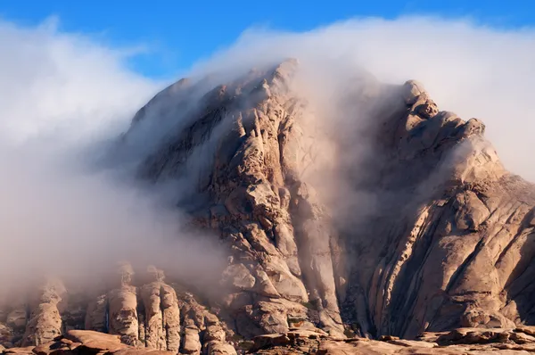 Облака пустынных гор — стоковое фото