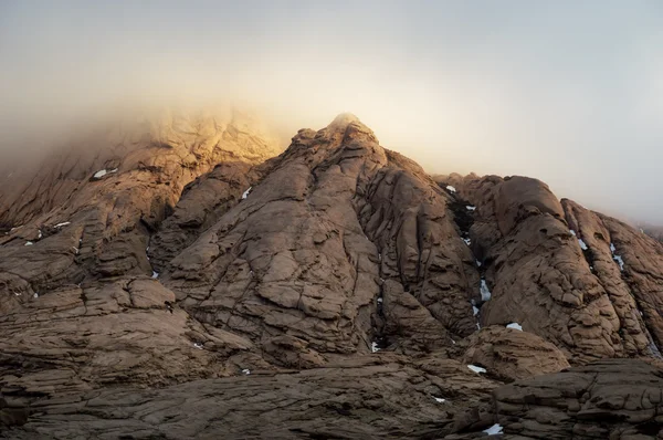 Ciel orageux et lumière du soleil dans les montagnes désertiques — Photo