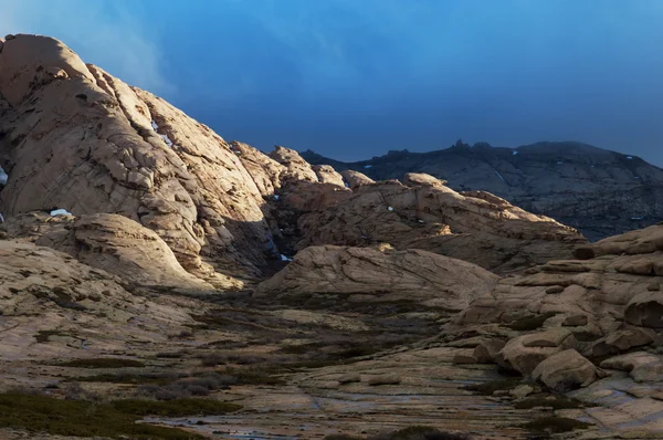 Ciel orageux et lumière du soleil dans les montagnes désertiques — Photo