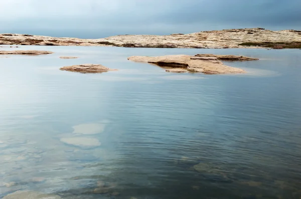 Lake in desert mountains — Stock Photo, Image