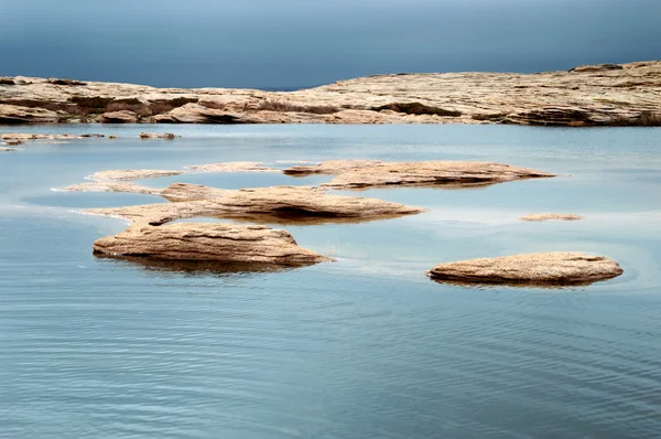Lago nelle montagne del deserto — Foto Stock