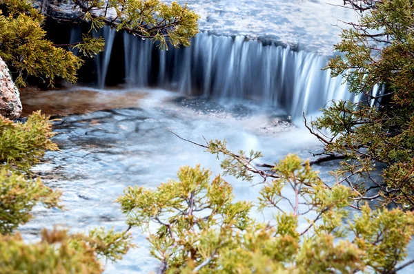 Kleiner Wasserfall — Stockfoto