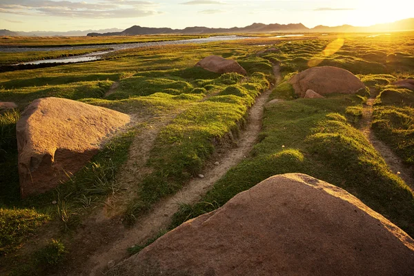 Sentier pédestre et lever du soleil dans la vallée en Mongolie occidentale — Photo