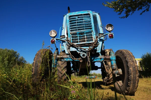 Kolový zemědělský traktor — Stock fotografie