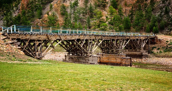 Starý dřevěný most v Mongolii — Stock fotografie